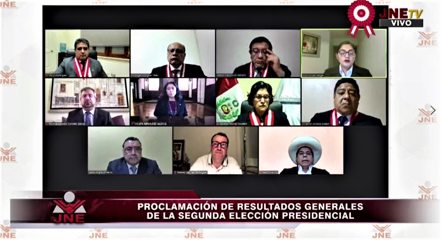 Después de semanas de movilizaciones y luchas en las calles, JNE proclama a Pedro Castillo presidente del Perú.
