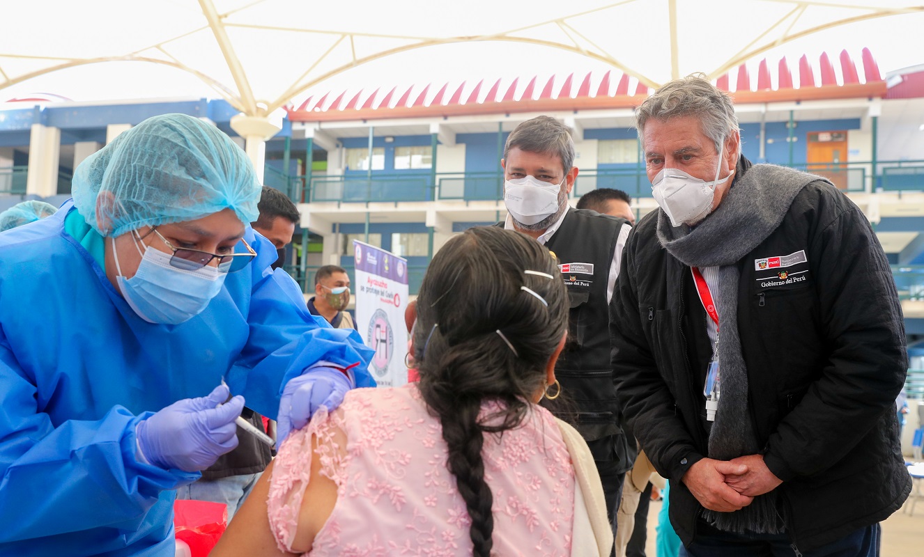 En el Día del Maestro se inicia vacunación de 185 mil docentes de zonas rurales de 18 regiones del Perú.