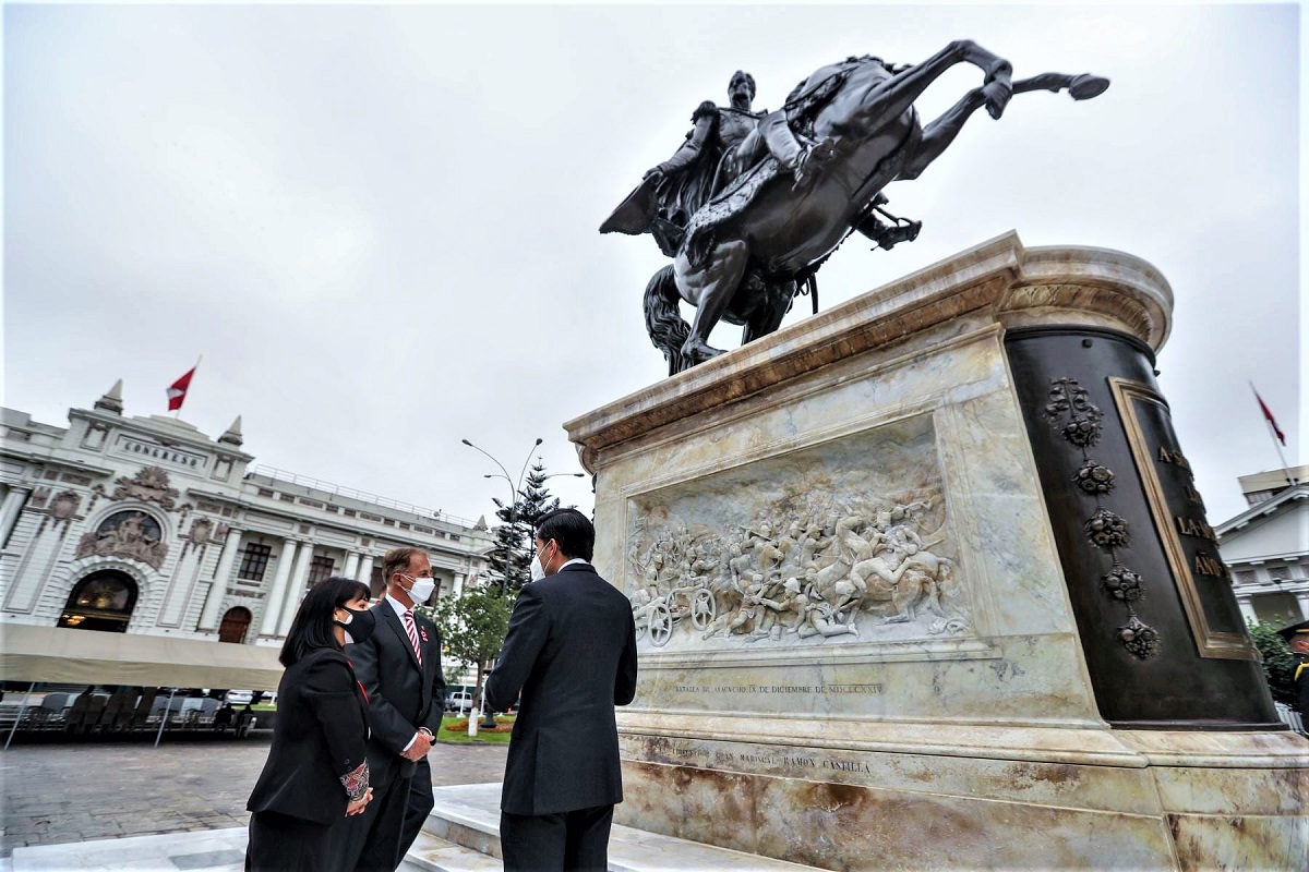 Presidenta del Congreso y Alcalde de Lima, develan remozado monumento a Simón Bolívar, frente al palacio legislativo.