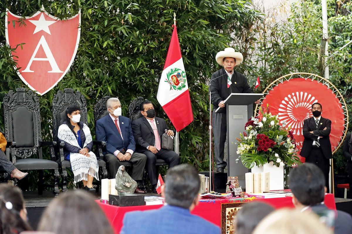 Pedro Castillo y Primera Dama visitan Colegio Amauta, culminando actividades oficiales en México.