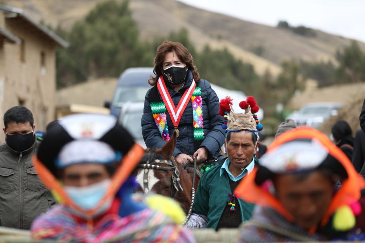 Se inaugura sede judicial a cuatro mil metros de altura en Huancavelica, presidenta del poder judicial Elva Barrios llegó en caballo.