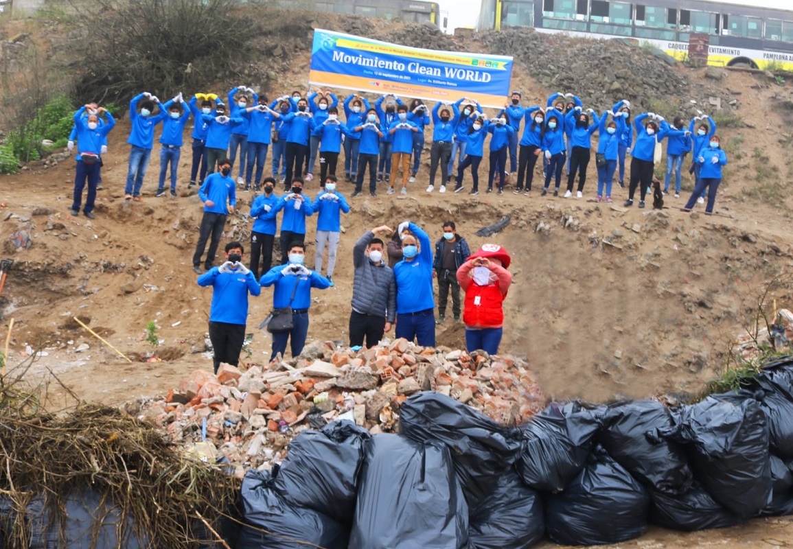Voluntarios de la Fundación Internacional WeLoveU realizan campaña de limpieza ambiental en San juan de Miraflores.