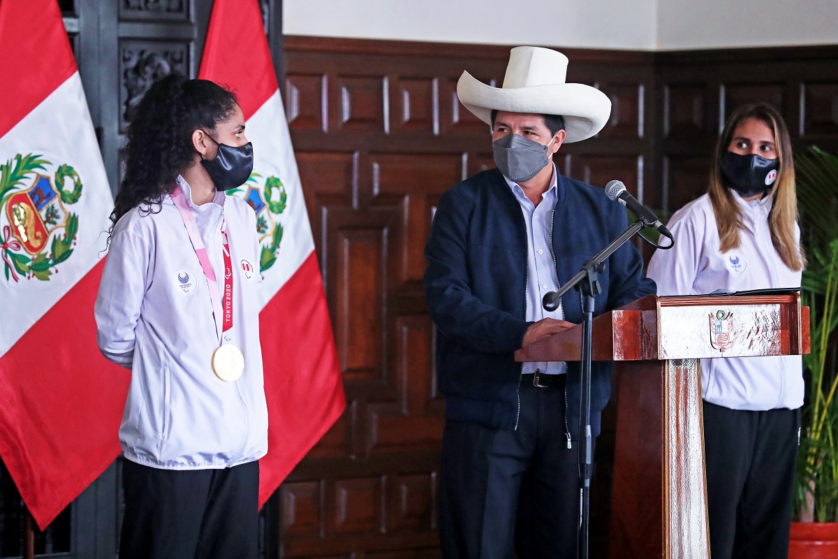 Presidente Castillo en homenaje a medallista de oro nacional Angélica Espinoza, promete desterrar la discriminación deportiva.