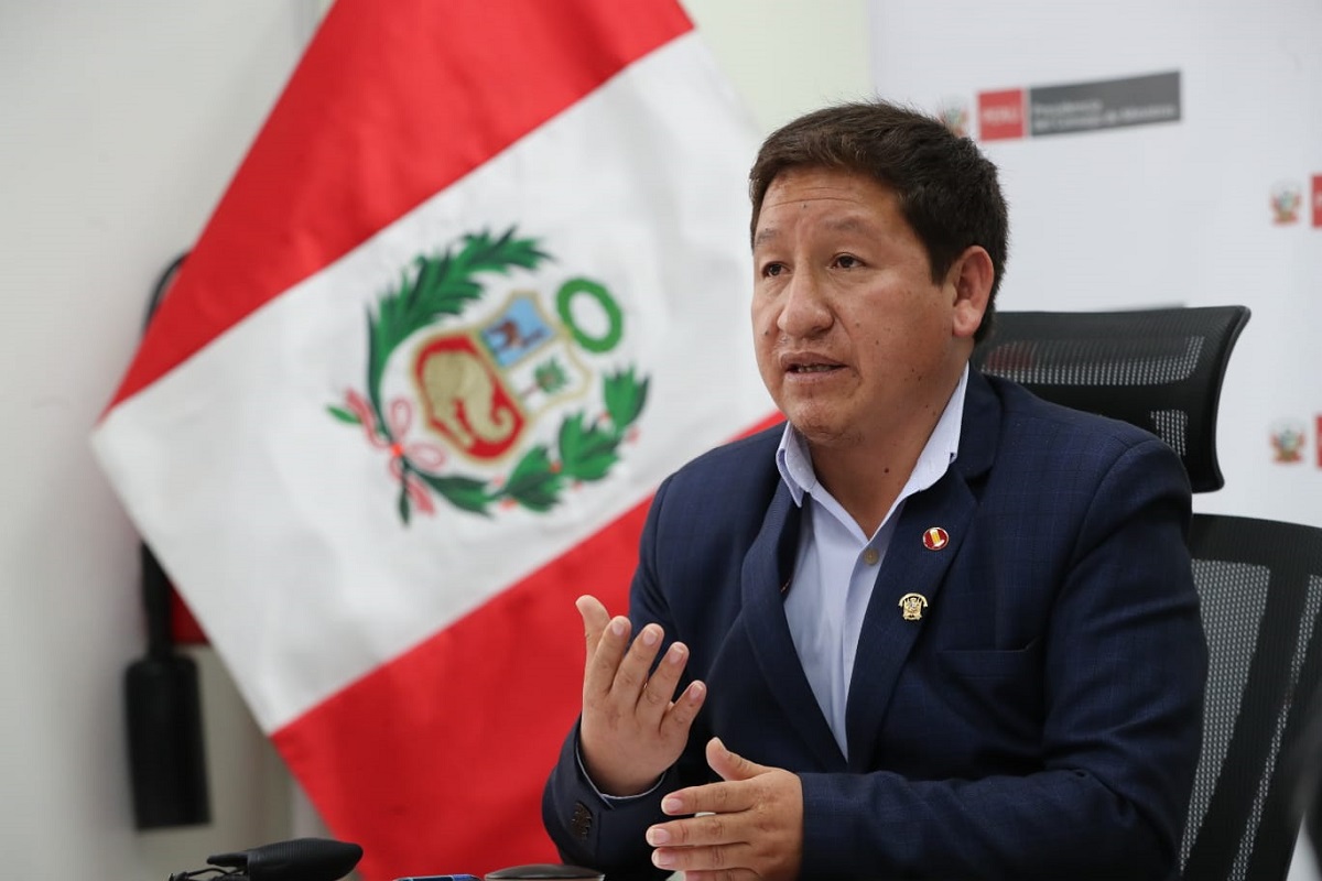 Premier Bellido Ugarte renuncia a su derecho legal contra las infamias contra su persona por parte de vicepresidenta del Congreso.