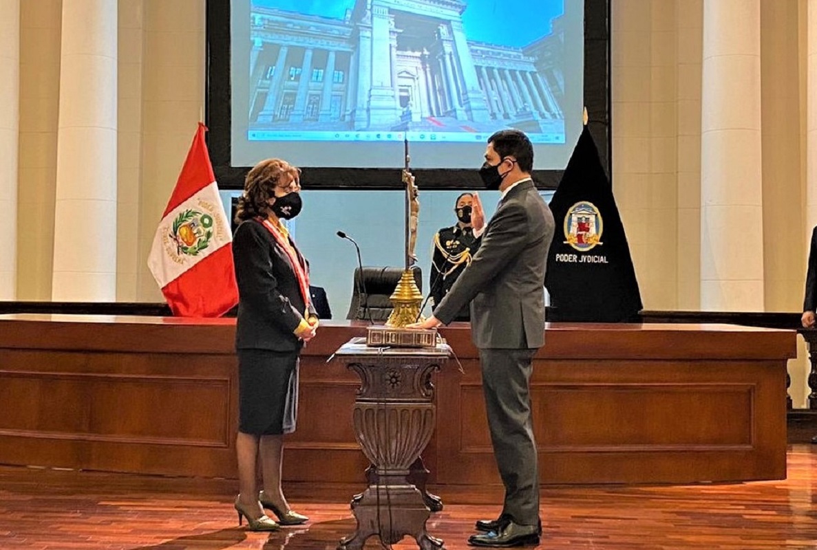 Luis Vera Castillo , juramentó como superintendente de la Sunat ante la presidenta del Poder Judicial.