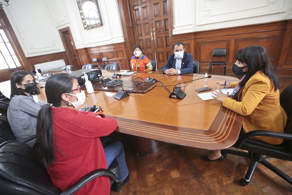Bancadas de Somos Perú, Juntos por el Perú y Fuerza Popular se reúnen con premier Mirtha Vásquez en busca del voto de investidura.