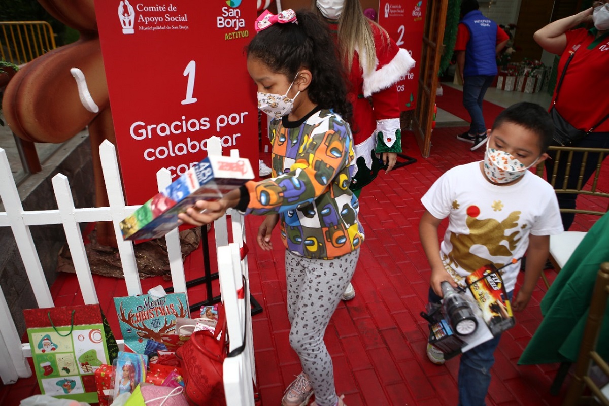 San Borja y “Papá Noel” se unen para llevar juguetes a niños de escasos recursos en esta navidad 2021.
