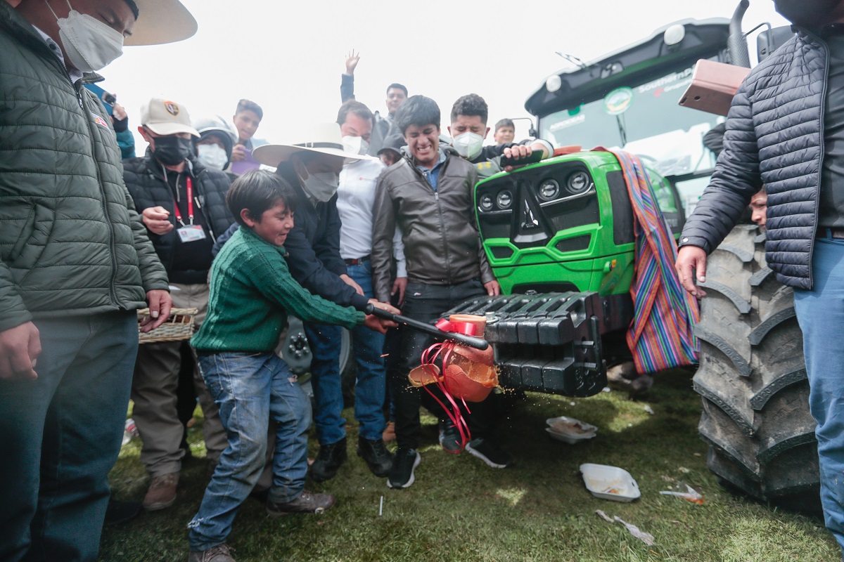 11 tractores son entregados a organizaciones de pequeños agricultores en Cajamarca en el marco de la Segunda Reforma.