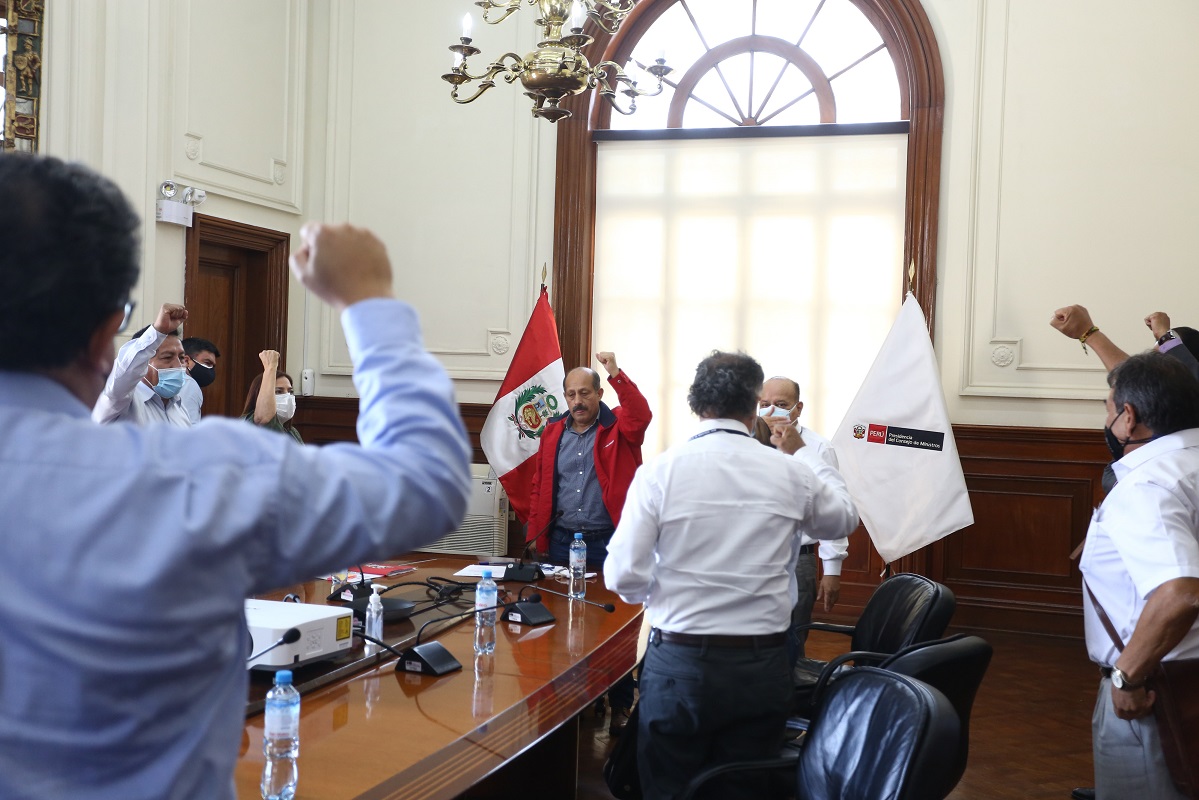 En una de sus últimas actividades el todavía premier peruano Héctor Valer Pinto se reunió con los lideres sindicales de la nación Inca.
