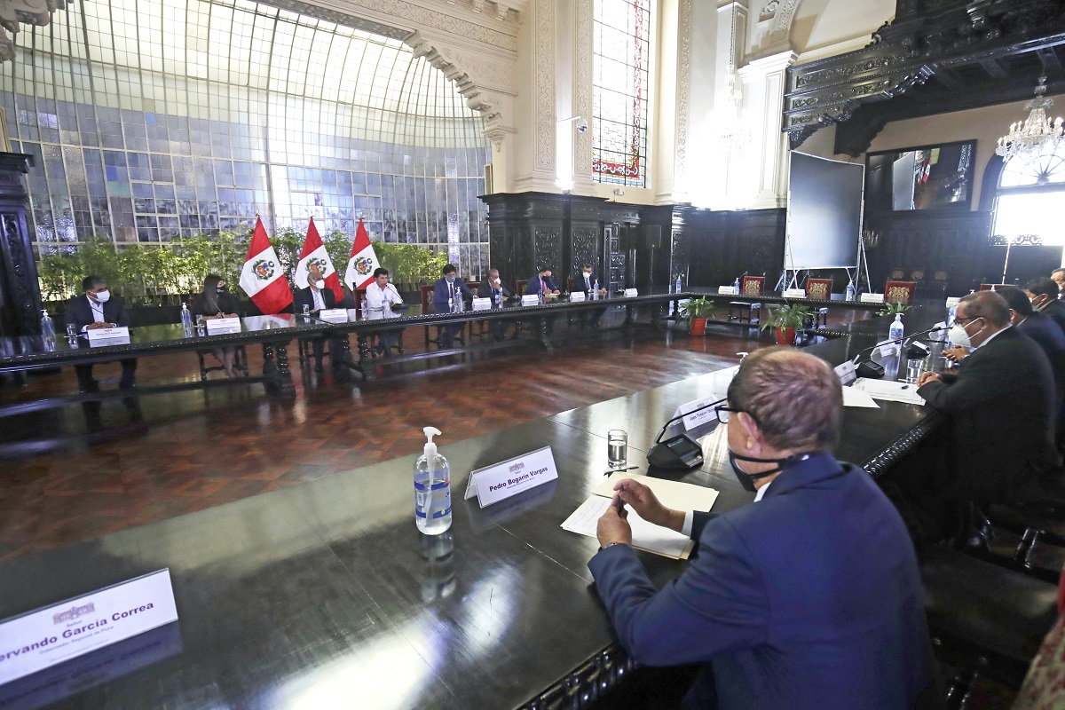 Jefe de Estado lidera junto al gabinete ministerial y gobernadores regionales del Perú una reunión de trabajo.