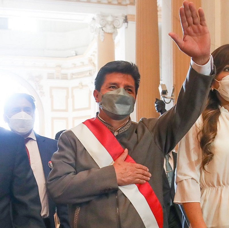Pedro Castillo Terrones se afianza como el gobernante del Perú, al no prosperar la vacancia golpista de la ultraderecha en el Congreso.