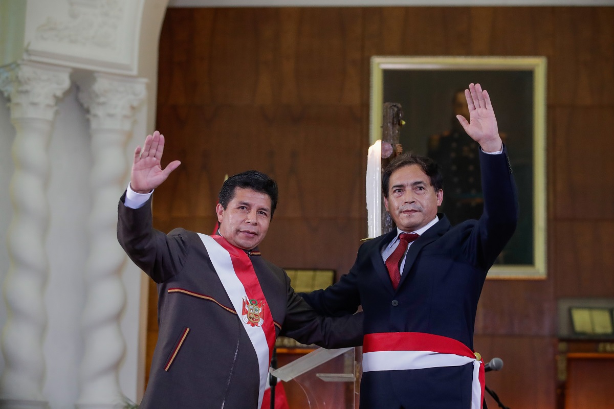 Presidente de la República, Pedro Castillo, toma juramento al ministro de Transportes y Comunicaciones, Nicolás Bustamante Coronado.