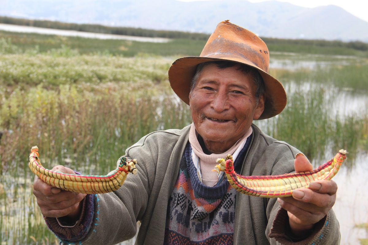 El usuario de Pensión 65 y su historia inspiradora creando la flota de balsas más pequeña del Titicaca, heredero de la destreza de los uros.