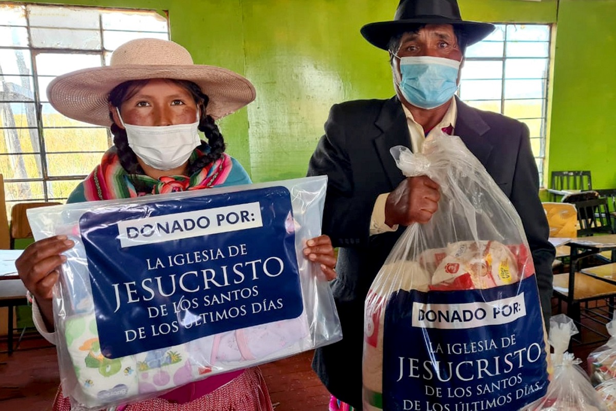 Pobladores de isla flotante Capi de los Uros en Puno reciben ayuda humanitaria de la Iglesia de Jesucristo, el Midis y la Marina de Perú.