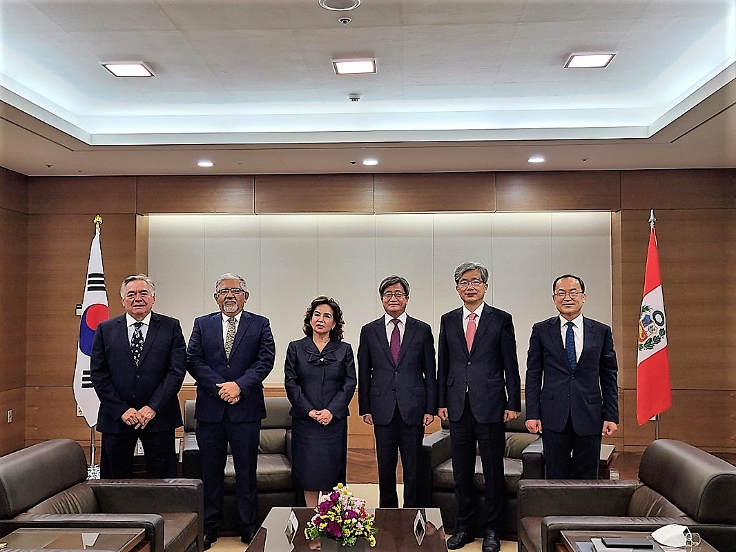 En su visita oficial presidenta del Poder Judicial, Elvia Barrios constata el alto desarrollo tecnológico de la justicia en Corea del Sur.