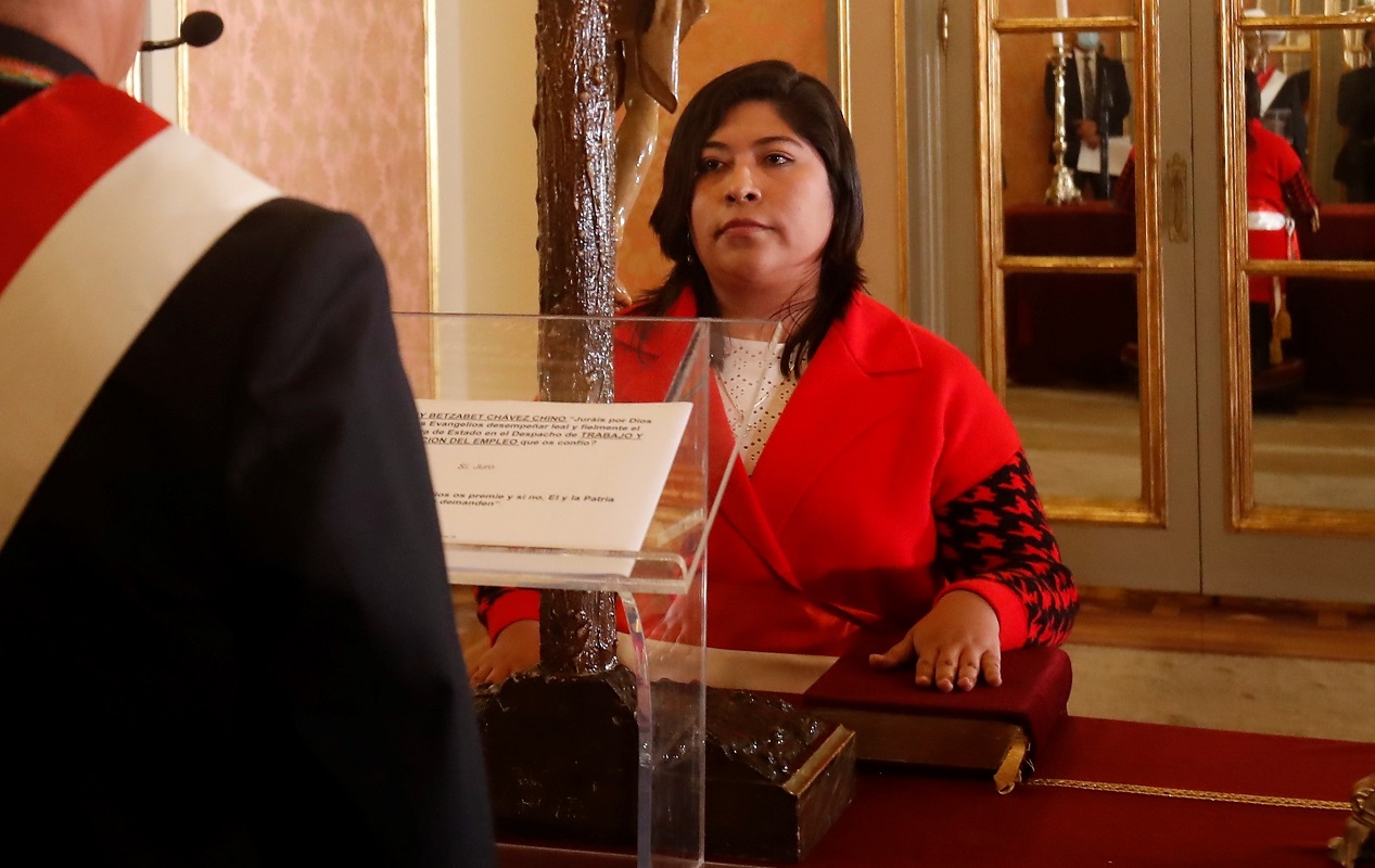 En sesión del pleno del Congreso representación nacional censura a ministra de Trabajo y Promoción del Empleo Betssy Chávez Chino.