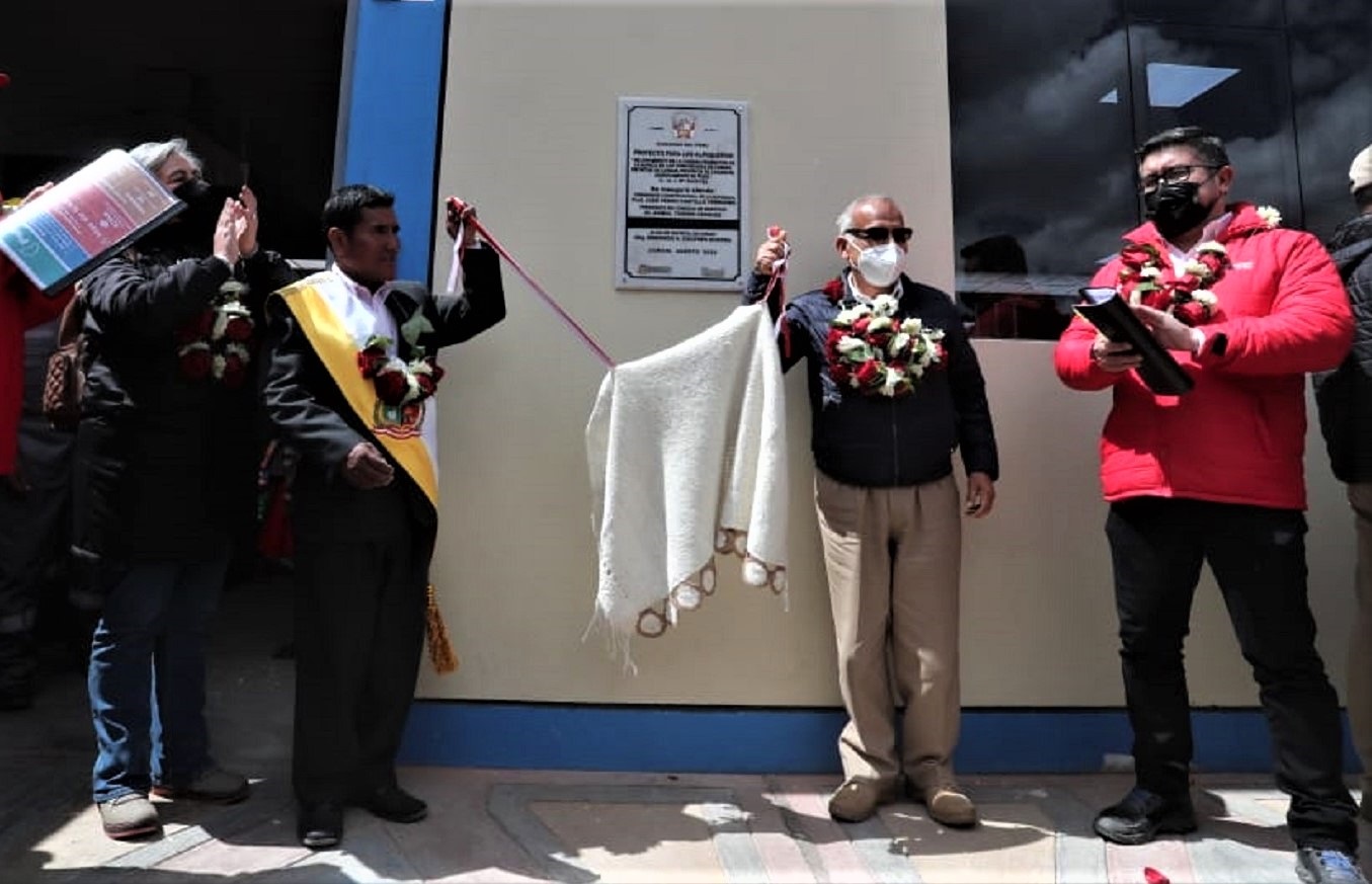 Premier inaugura en Corani, 1ra. Planta de Procesamiento de Fibra de Alpaca de Perú y recibe el apoyo para explotación de litio en beneficio de Puno.