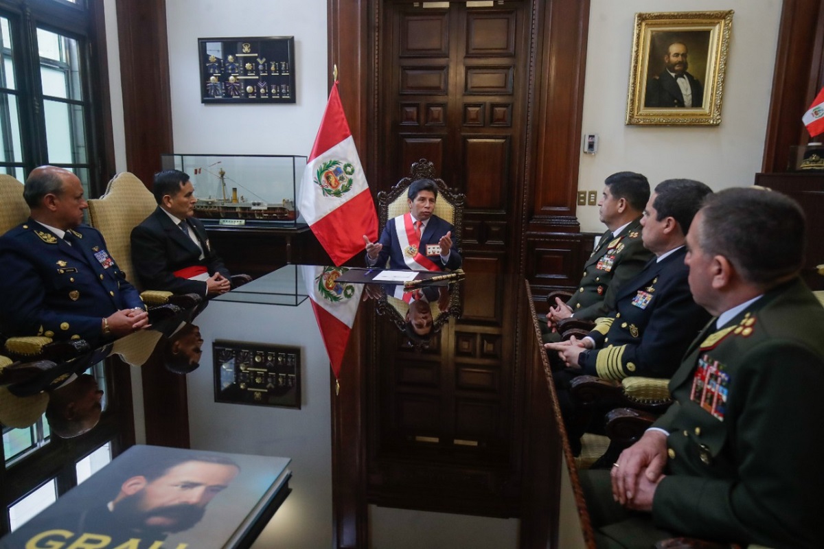 Presidente, Pedro Castillo se reunió con el jefe del Comando Conjunto de las FF.AA., y los Comandantes Generales del Ejército, Marina y Fuerza Aérea.