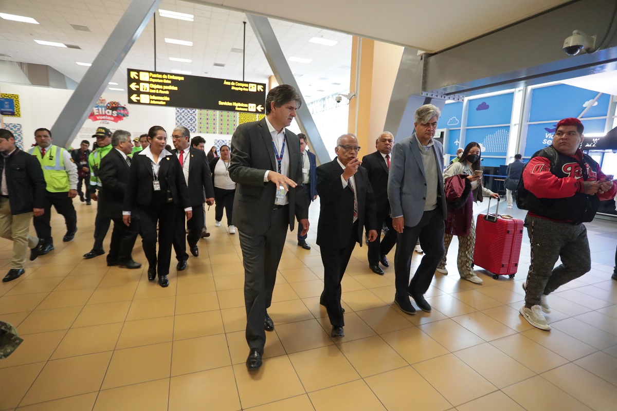 Premier Aníbal Torres llegó de manera inopinada a Migraciones del Aeropuerto y Breña, usuarios esperan que acabe con la corrupción en dicha Institución.