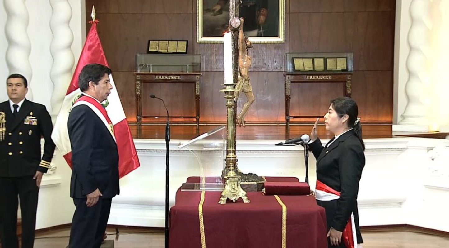 Betssy Chávez, primera mujer del pueblo de 33 años de edad, se convierte en jefa del Consejo de Ministros del Perú.