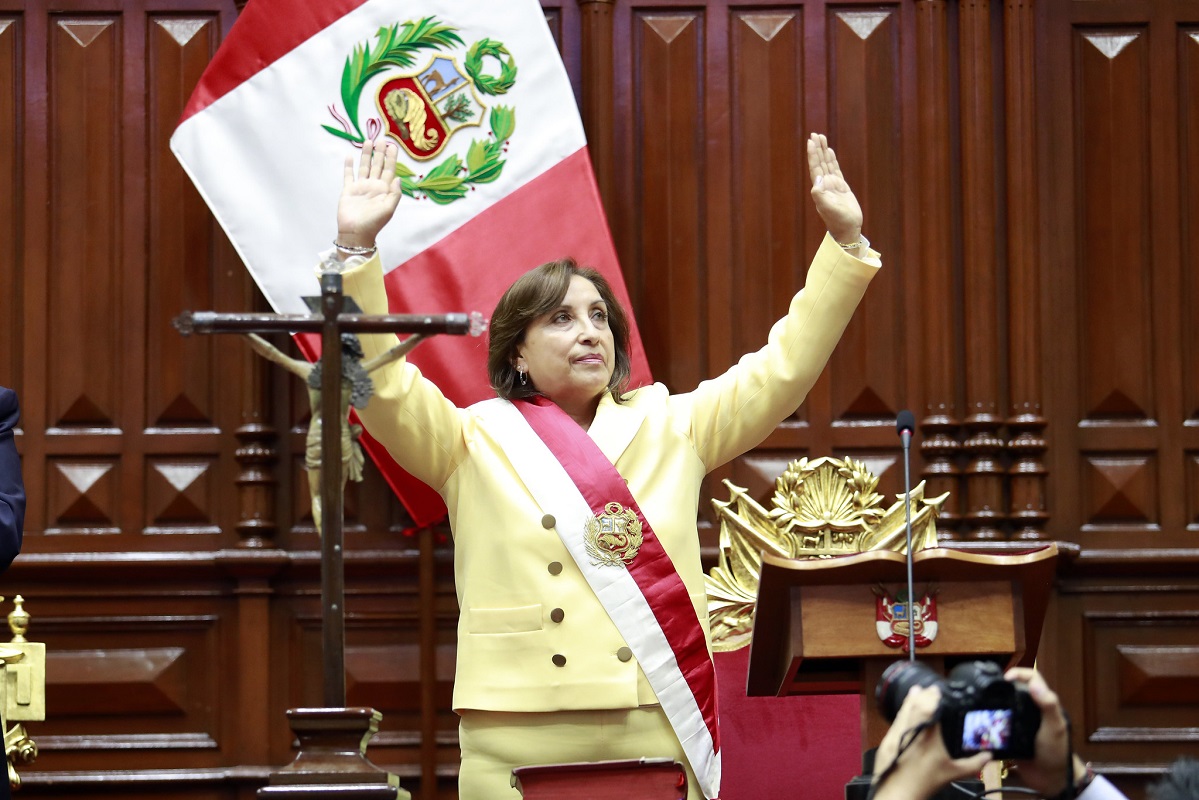 Dina Boluarte Zegarra, primera mujer presidenta en la historia del Perú.