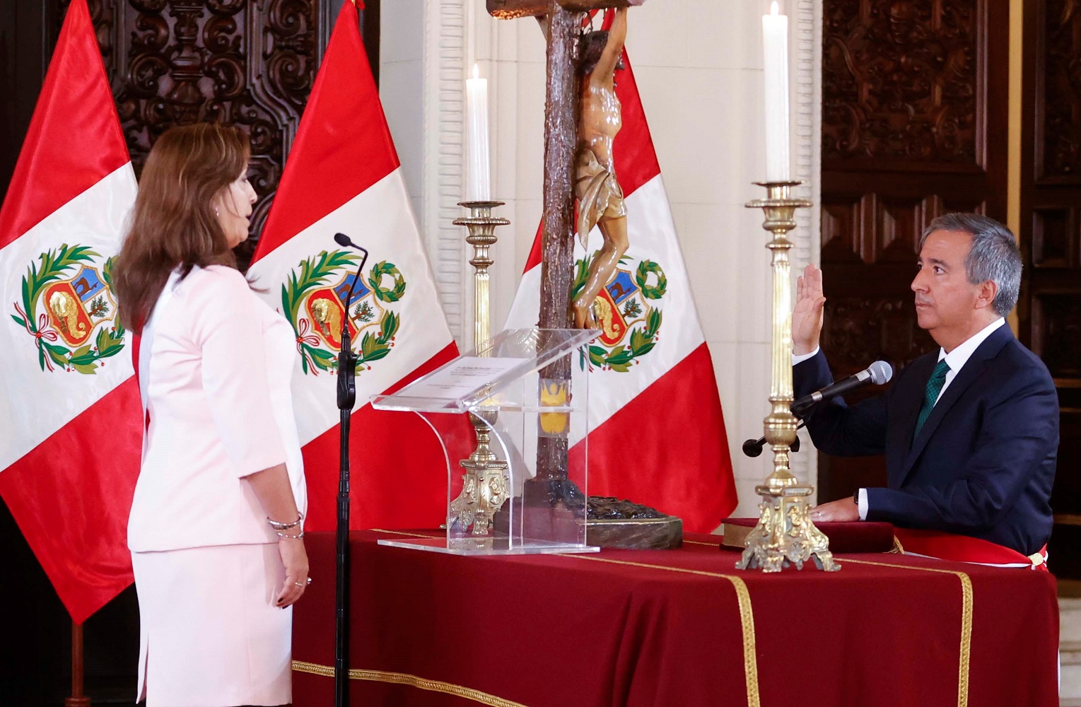 Raúl Pérez-Reyes Espejo es el nuevo ministro de la Producción, presidenta Dina Boluarte, le tomó el juramento de estilo.
