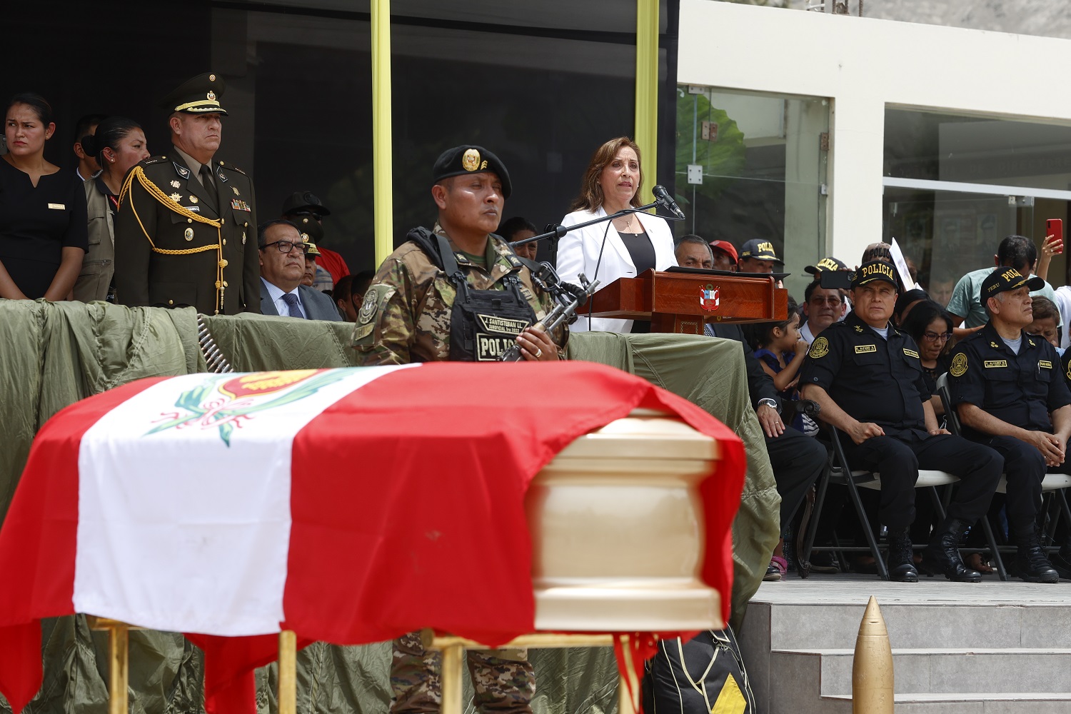 Dina Boluarte: Mi solidaridad con las familias, a nuestros siete valerosos policías caídos en una embocada narcoterrorista en el sur peruano.