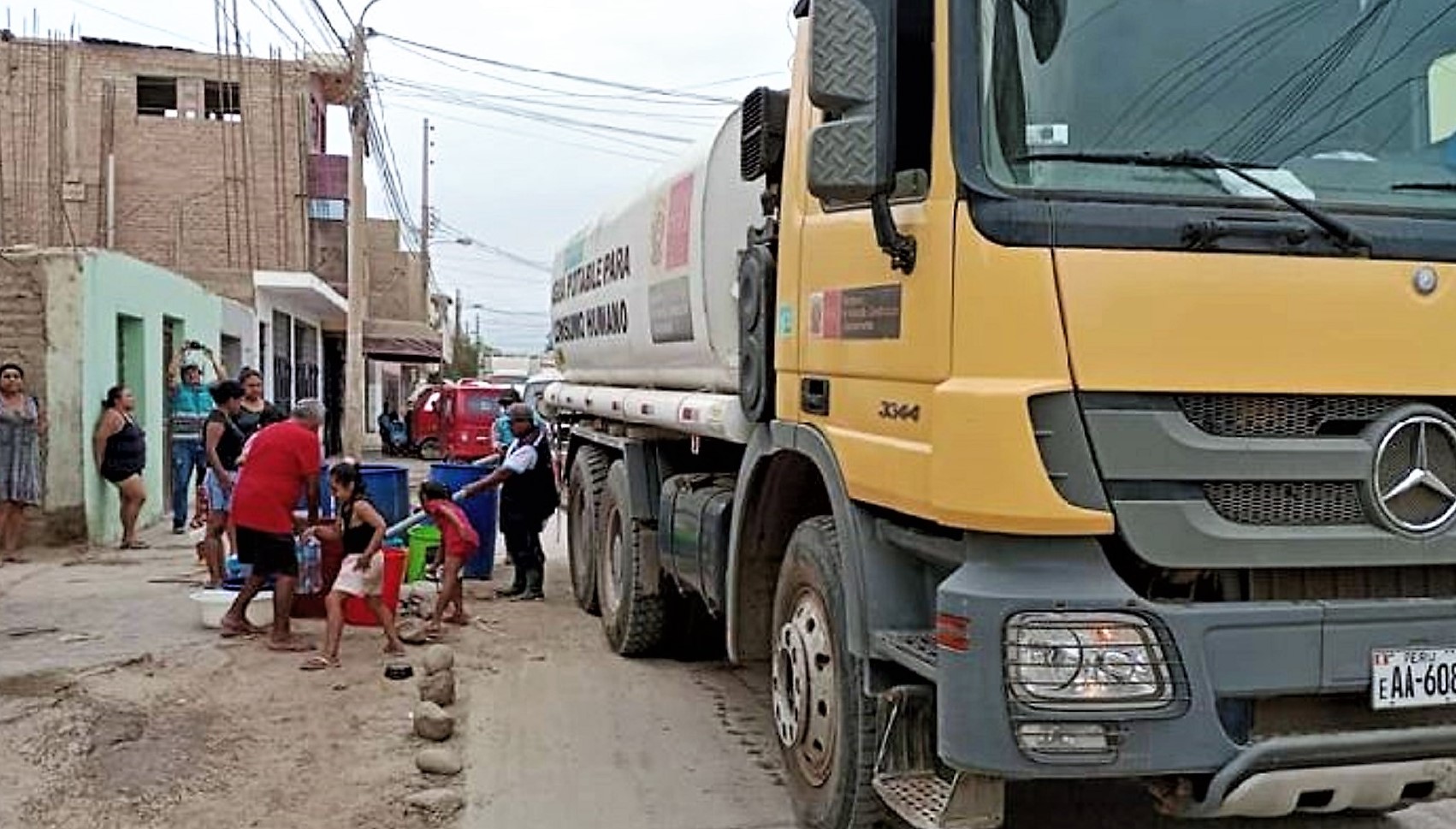 Camiones cisterna, galerías filtrantes de Minaqueros volvieron a operar para abastecer con agua potable a Chincha, informó Otass.