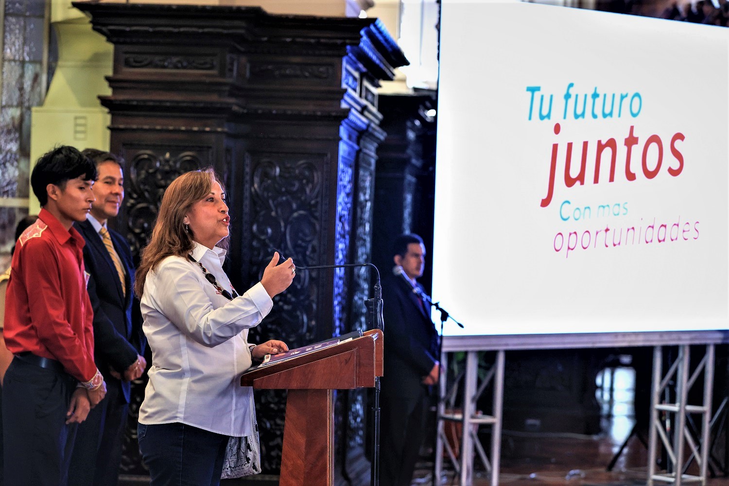 Presidenta Boluarte a 148 jóvenes becarios del programa Juntos, "Sigan adelante, tienen una ruta con luz propia, sigan esa luz y no la apaguen nunca".