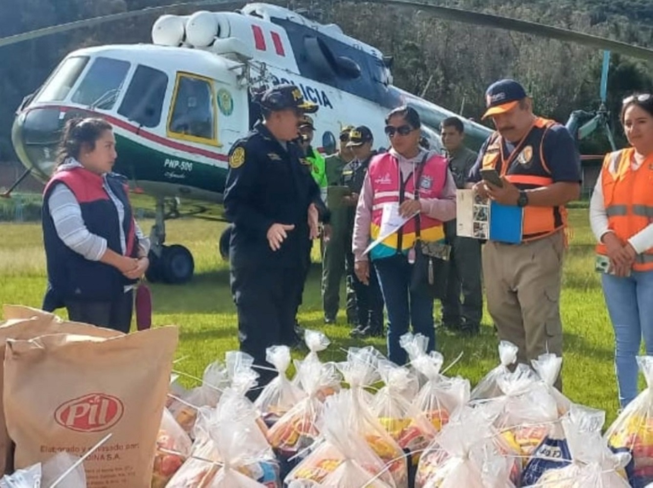 INDECI, y la I Macro Región Policial Piura, entregan alimentos donados por la Iglesia de Jesucristo a la provincia de Ayabaca en la región Piura.