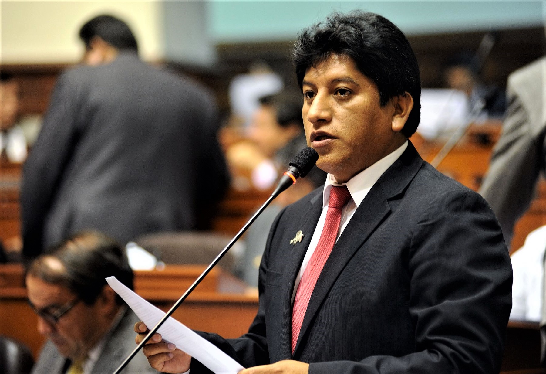 Excongresista Josué Gutiérrez Cóndor es elegido por el Congreso como Defensor del Pueblo.