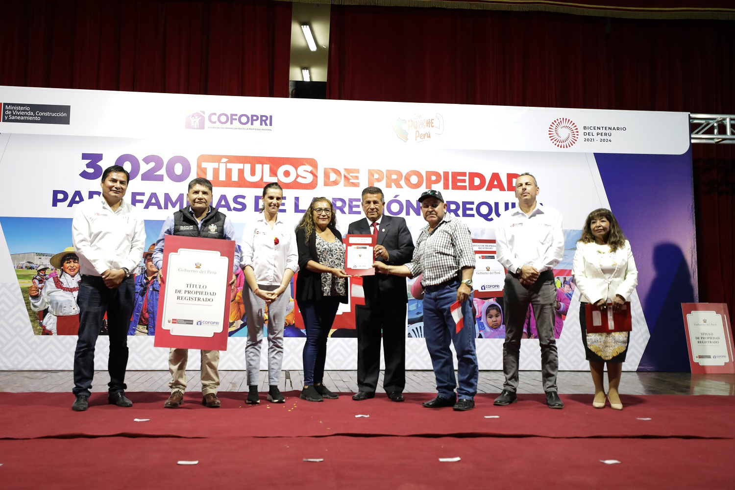 Ministra de Vivienda entrega más de 3 mil títulos de propiedad con seguridad jurídica sobre sus predios en Arequipa.