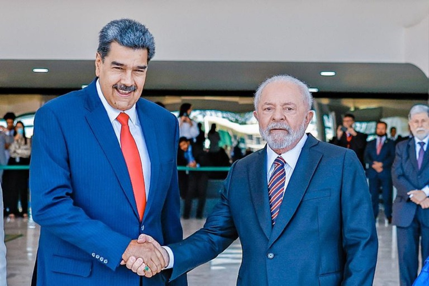 Brasil y Venezuela inician relaciones, encuentro entre Lula y Maduro fue la escena más esperada por la prensa.