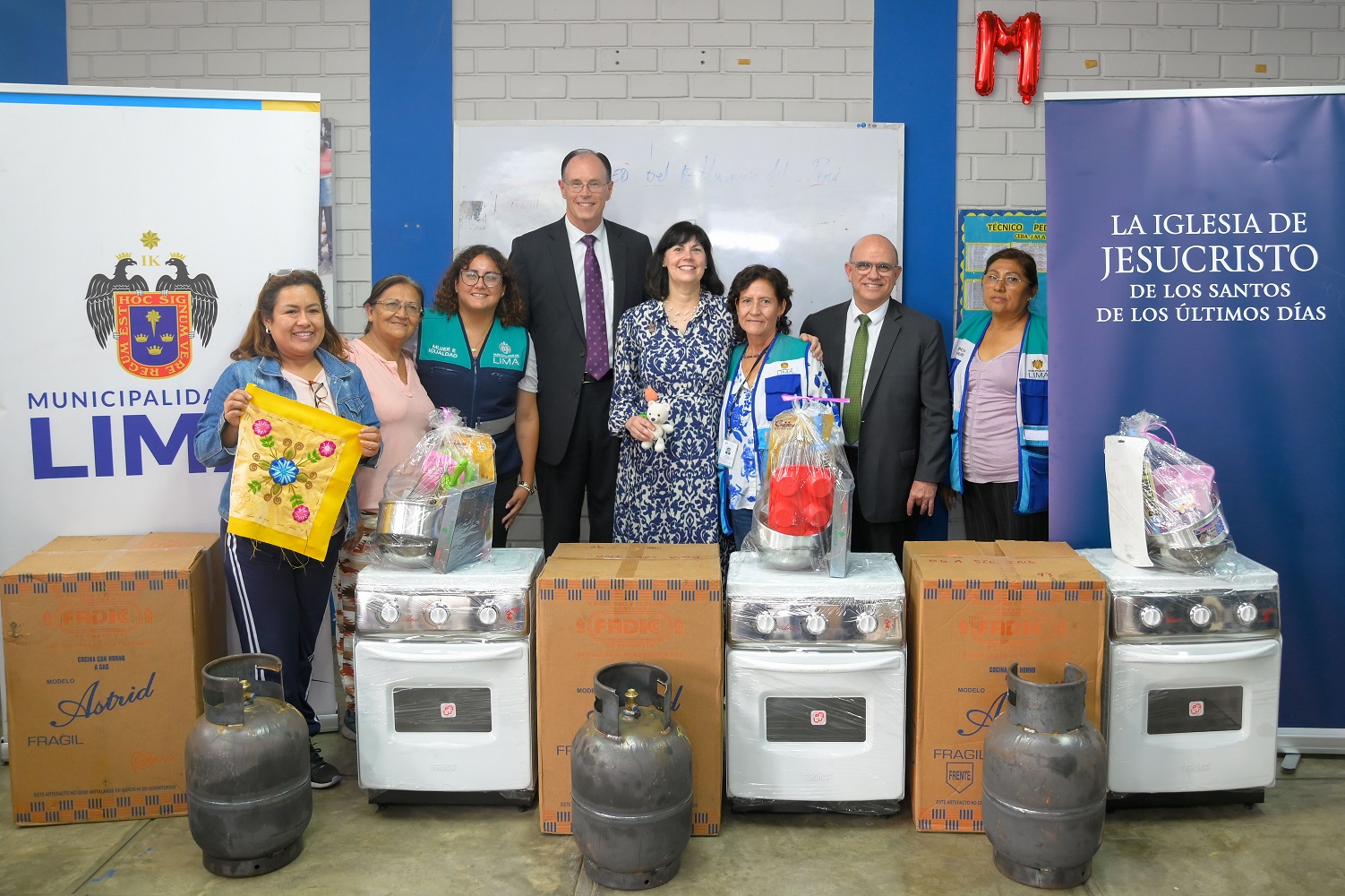 Iglesia de Jesucristo dona kits de repostería para el emprendimiento y auto empleo a mujeres de la Casa de la Mujer en San Juan de Lurigancho.