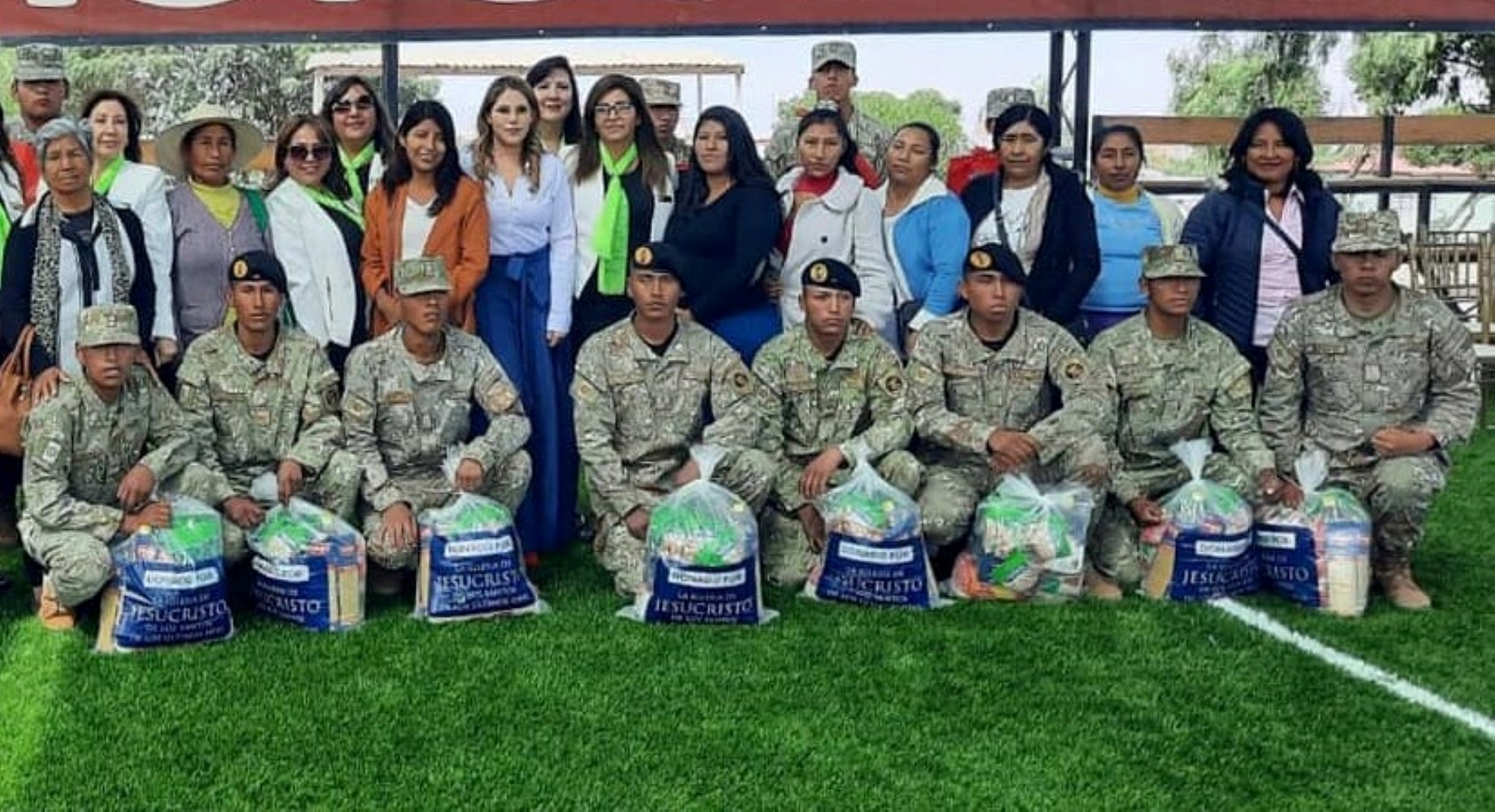 Ejército recibe alimentos donados por la Iglesia de Jesucristo, para las madres de los miembros del servicio militar voluntario y empleadas civiles.