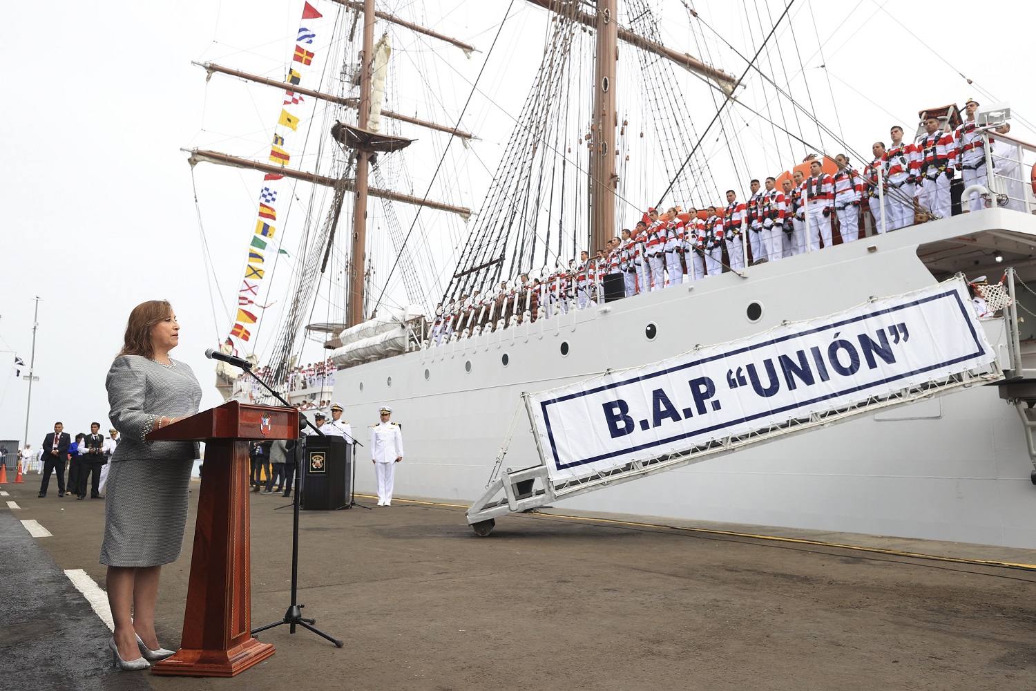 B.A.P. Unión zarpa con tripulantes y cadetes a 16 países, en cinco continentes, mandataria Boluarte, lideró ceremonia en Base Naval del Callao.