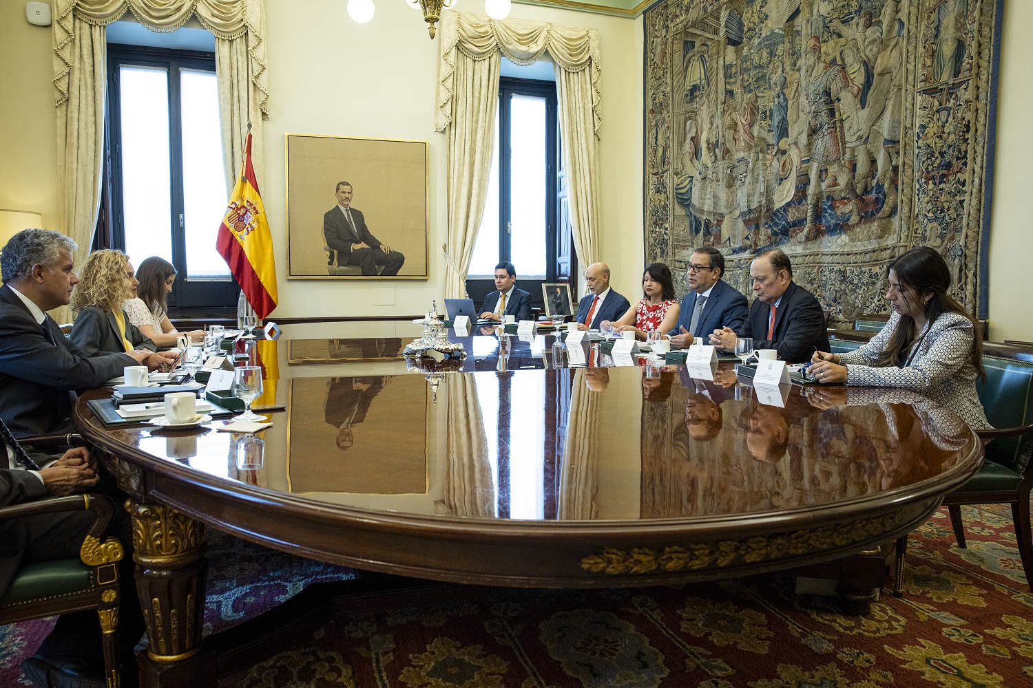En visita oficial a España Premier y Canciller peruanos dialogaron con la presidenta del Congreso de los Diputados, Meritxell Batet.
