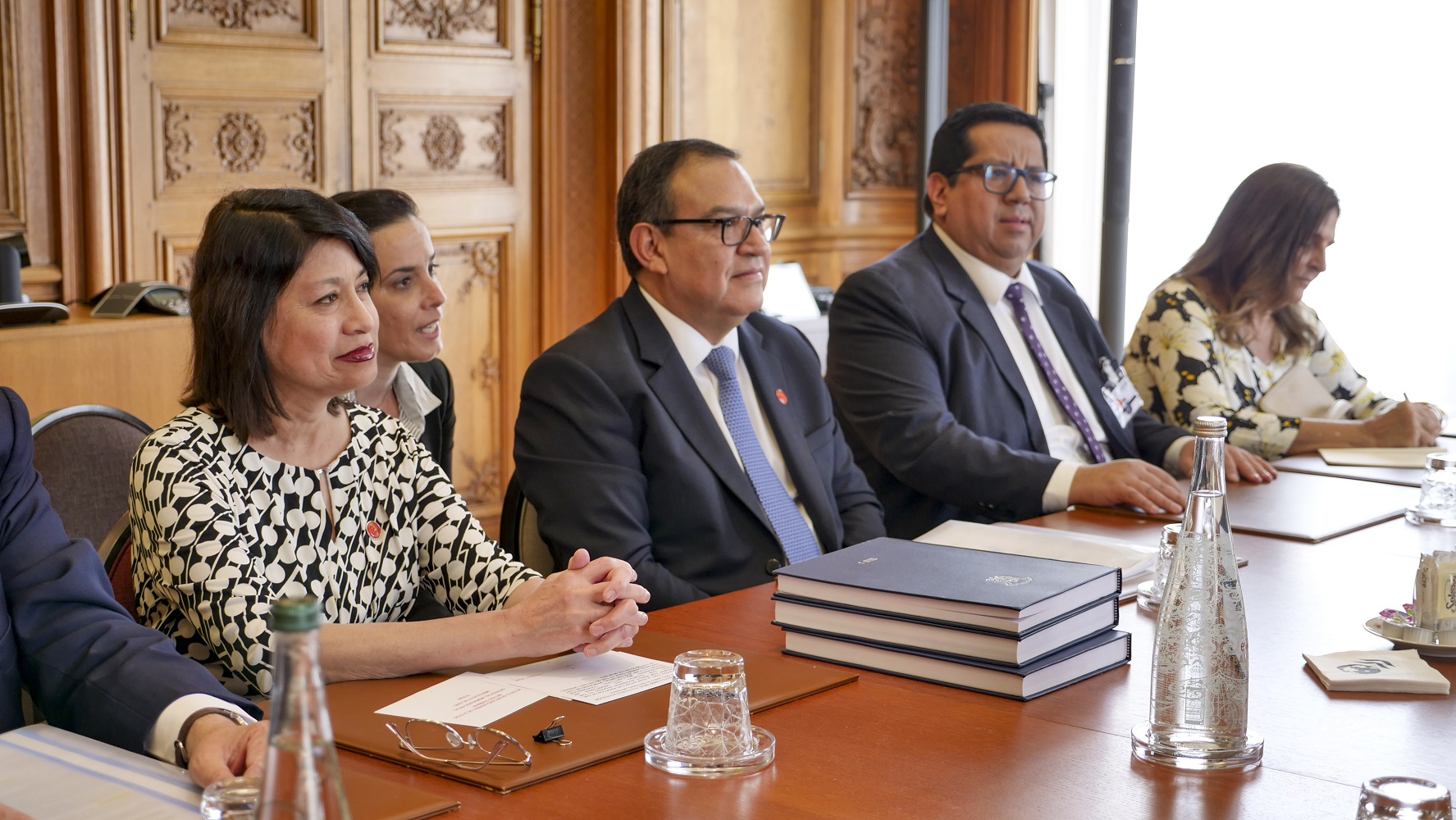 Francia: Premier, Canciller y ministro de MEF, entregan memorando inicial a la OCDE lo que significa un hito histórico para la economía del Perú.