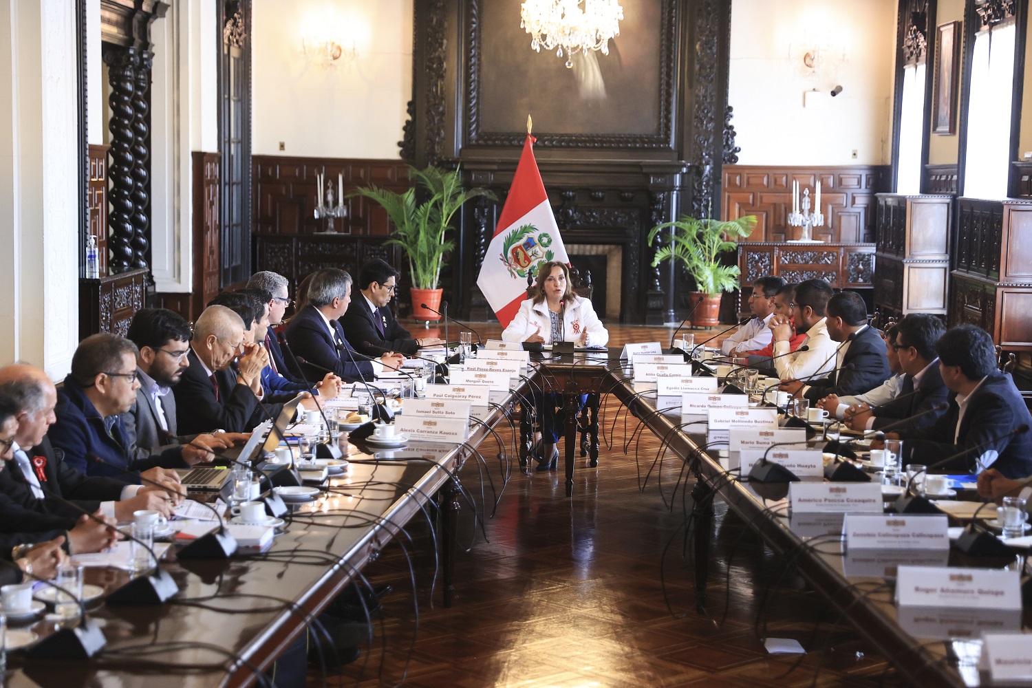 En reunión de alcaldes de Puno, Cusco y la presidenta Dina Boluarte, coinciden en trabajar conjuntamente con diálogo, unidad y paz social.