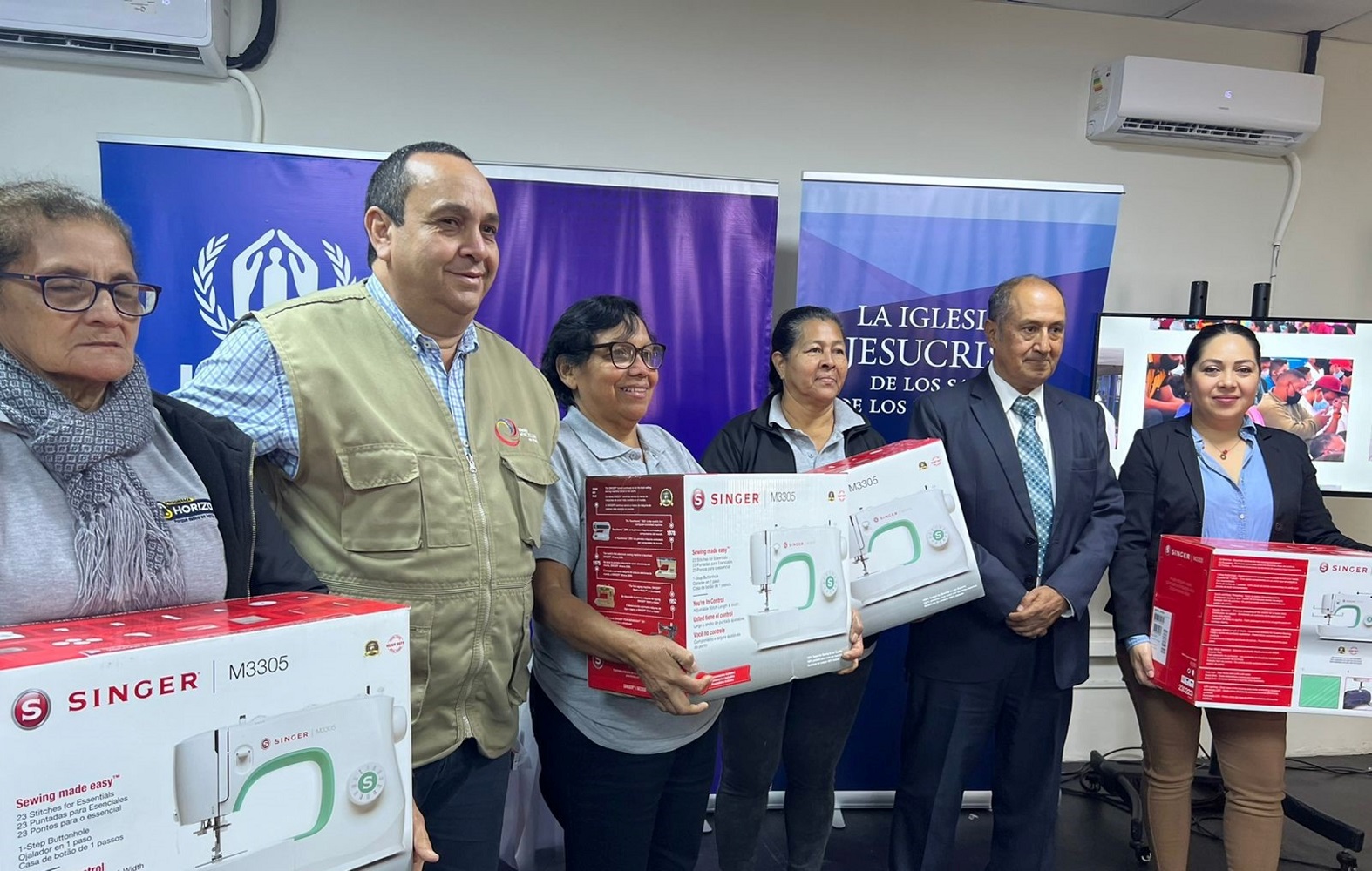 Iglesia de Jesucristo dona 20 máquinas de coser a emprendedoras del programa Horizonte de la Unión Venezolana en Perú.