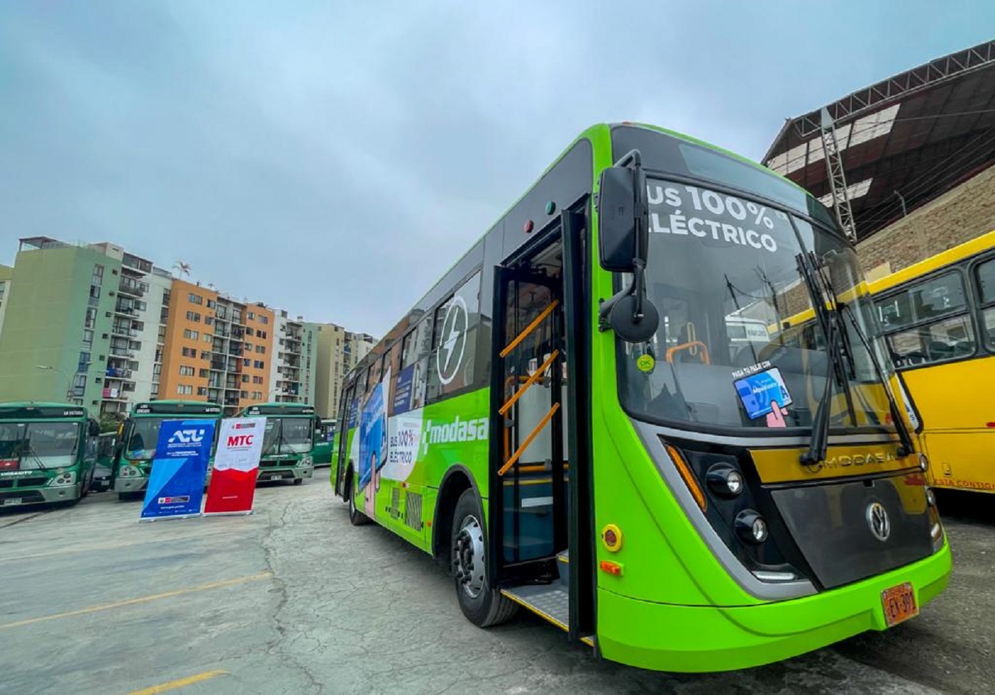 Gobierno presenta el primer bus eléctrico fabricado en el Perú, marcando el inicio del cambio de matriz energética en el sector.