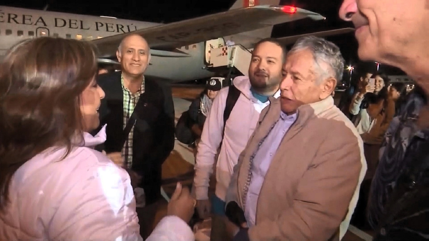 Presidenta Dina Boluarte retorna junto a primer grupo de compatriotas rescatados de zona de guerra en Israel.