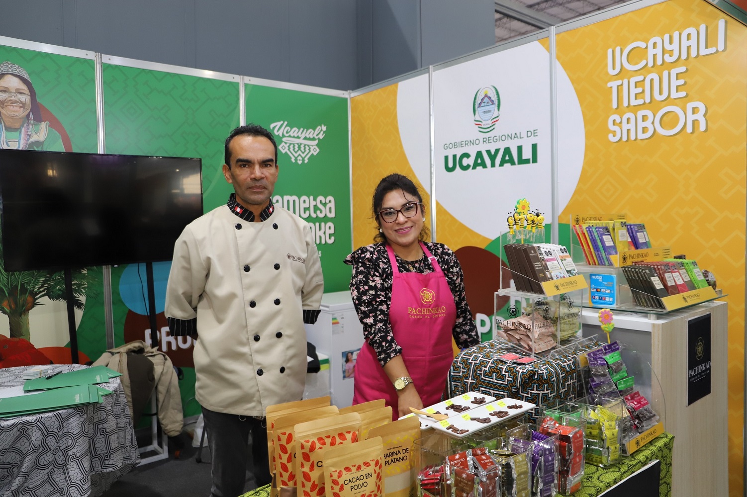 Harina de camu camu y los chocolates de Ucayali, despierta interés de compradores de de Austria e Italia que visitaron la Expoalimentaria 2023.