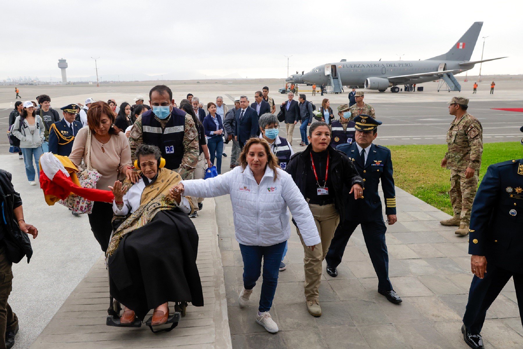 Llega a Lima presidenta Boluarte junto a 25 peruanos repatriados de Israel, y se anuncia la compra de dos aviones para vuelos humanitarios.