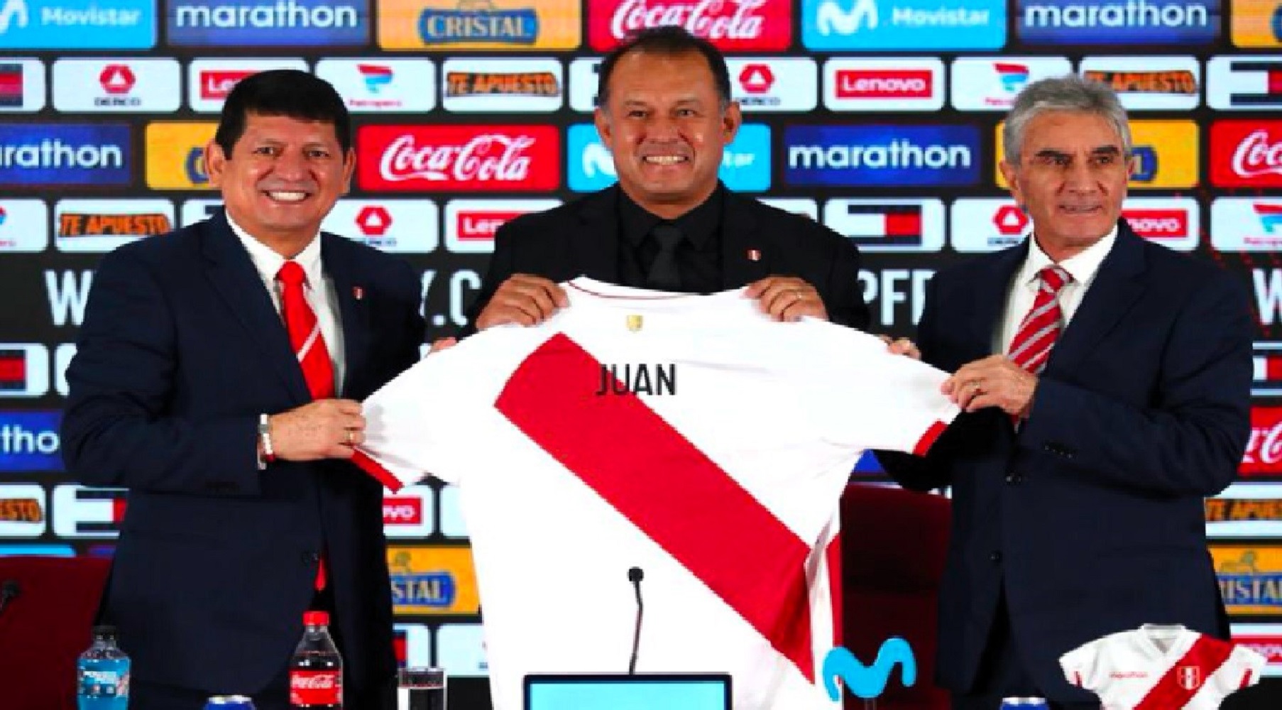 Selección de Perú pierde ante la de Argentina por 2-0, si el D.T. Juan Reynoso se va, no debe hacerlo solo.
