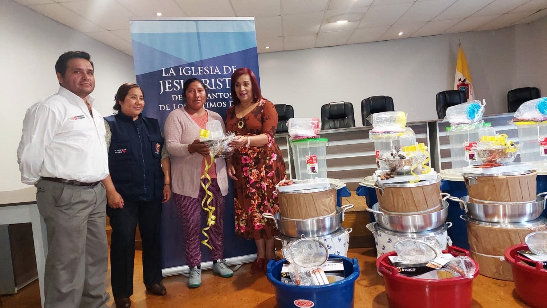 Iglesia de Jesucristo y MIDIS donan kits de cocina para 45 comedores populares para los distritos Paucarpata, Yura y Cerro Colorado en Arequipa.