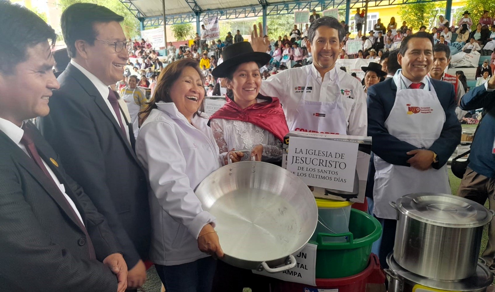 MIDIS entrega en Ayacucho 47 kits de cocina, para 42 comedores populares y 5 ollas comunes, donados por la Iglesia de Jesucristo.