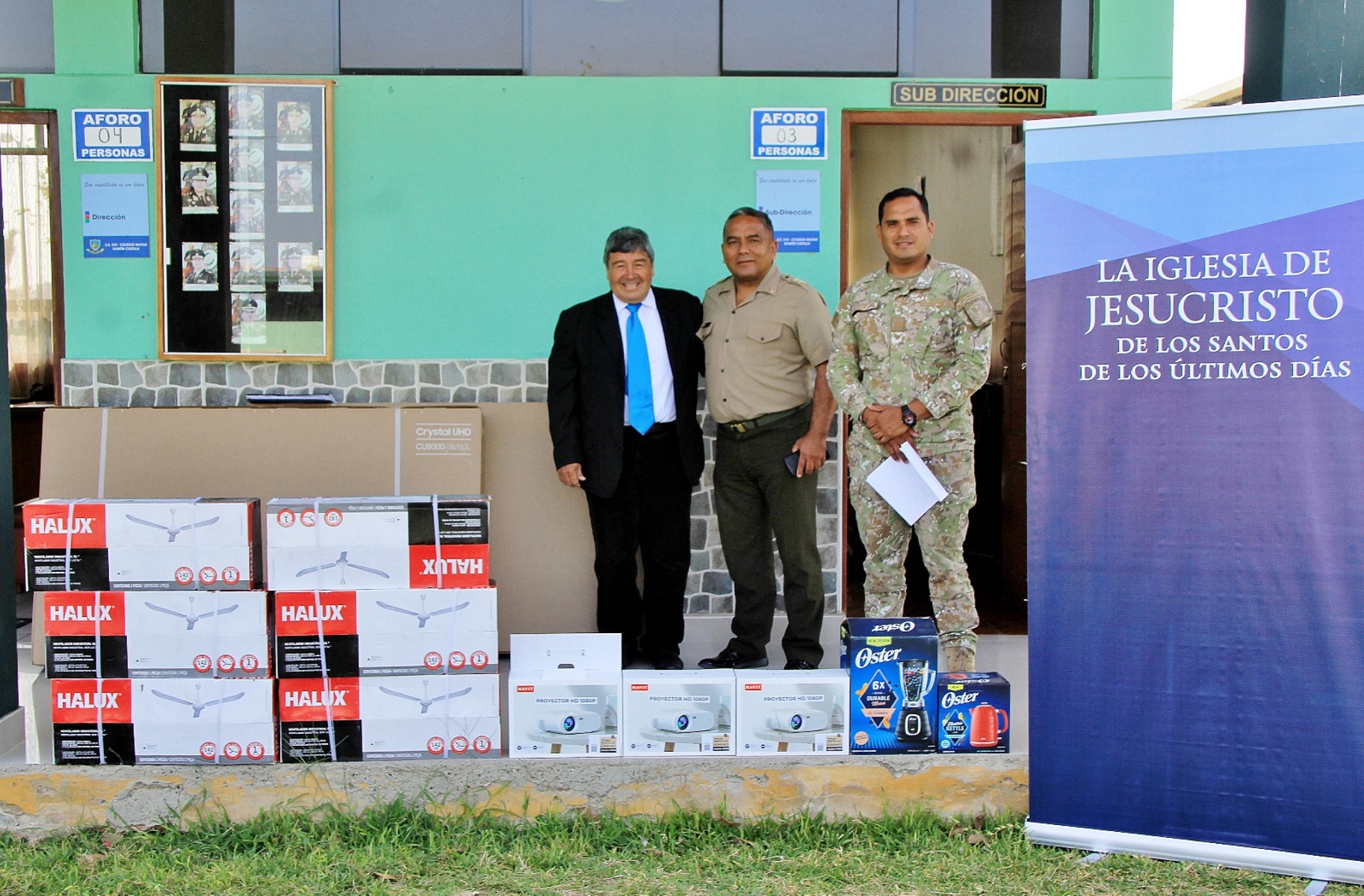 Colegio militar de Trujillo recibe donación de la Iglesia de Jesucristo, consistente en equipos y artefactos para dicha institución.