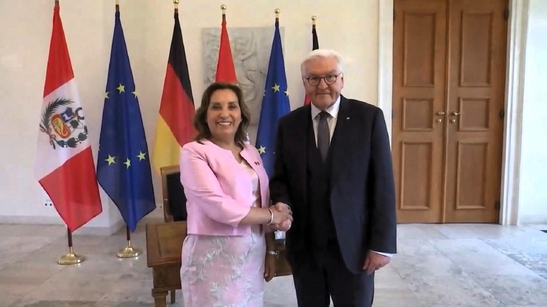 Presidenta Dina Boluarte, llega a Berlín y se reíne con el presidente Federal de Alemania Frank-Walter Steinmeier.