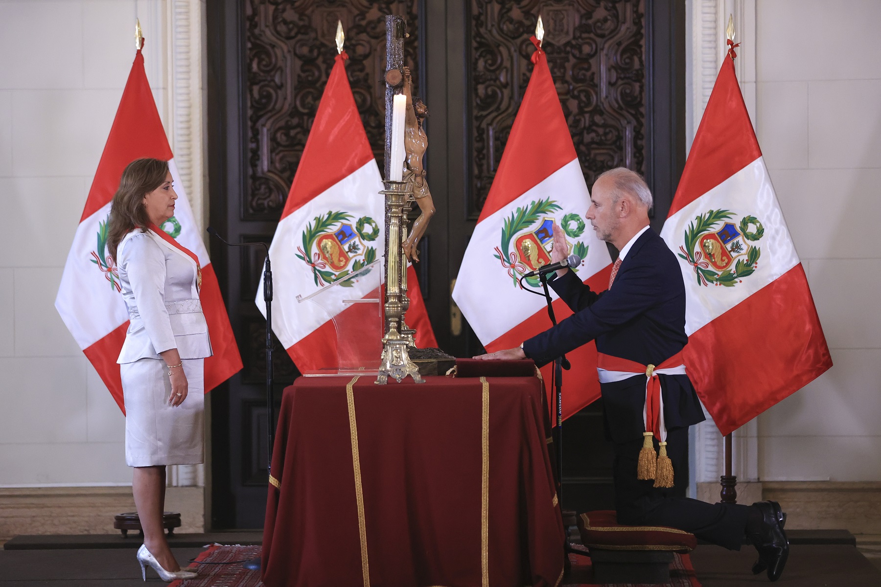 Javier González-Olaechea Franco juramentó ante presidenta Dina Boluarte como nuevo ministro de Relaciones Exteriores.